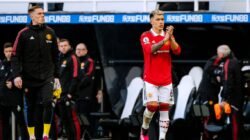 Kritik Pedas Michael Carrick terhadap Keputusan Kartu Merah Lisandro Martinez