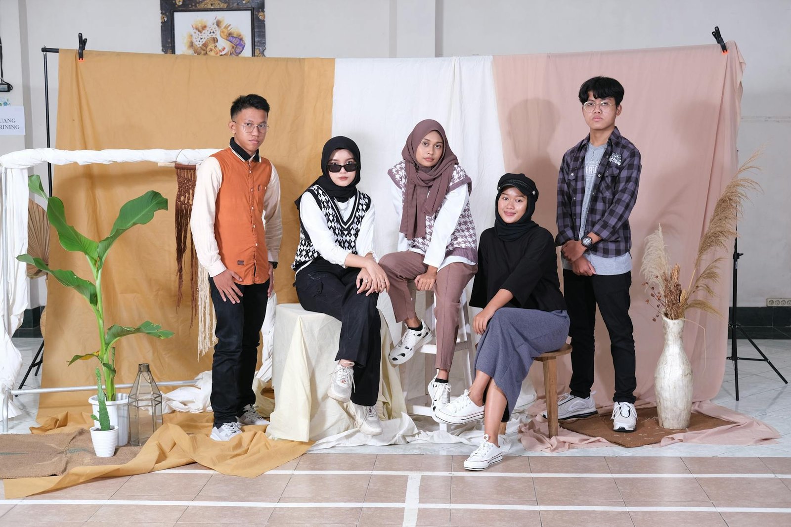 Gambar menampilkan headline berita terbaru tentang teknologi dan kebijakan pemerintah Indonesia