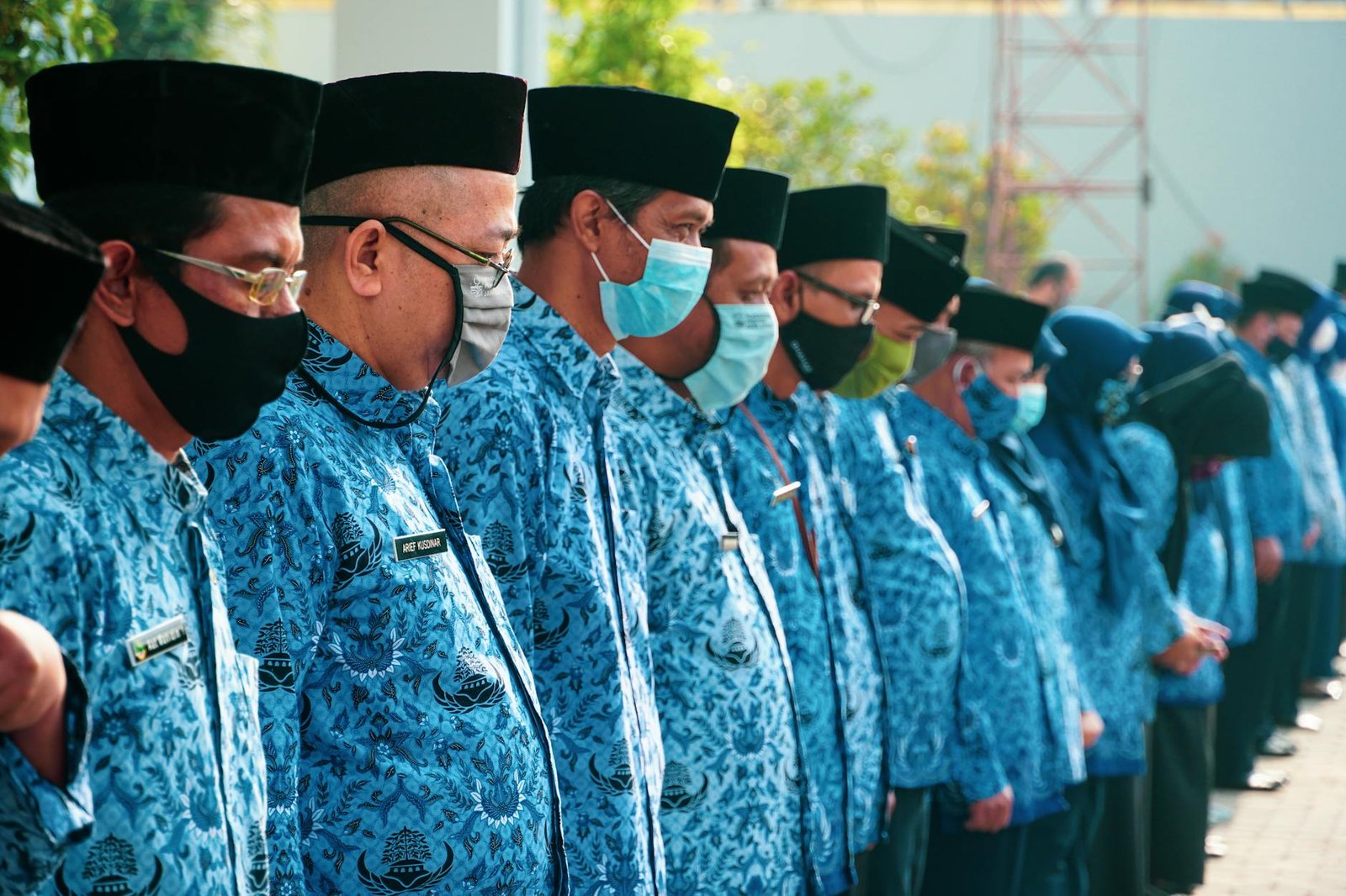 Gambar menampilkan judul dan ringkasan berita terkini dengan latar kota modern.