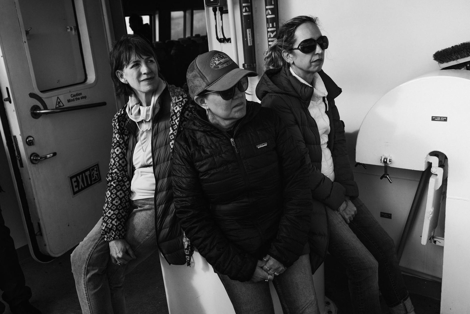 Ilustrasi tampilan layar smartphone menampilkan headline berita hari ini dengan beragam topik aktual