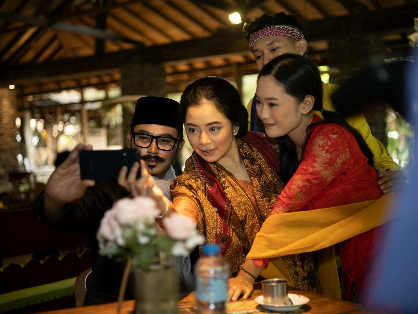 Menampilkan ilustrasi judul berita terbaru terpopuler hari ini dengan ikon digital dan latar headline dinamis