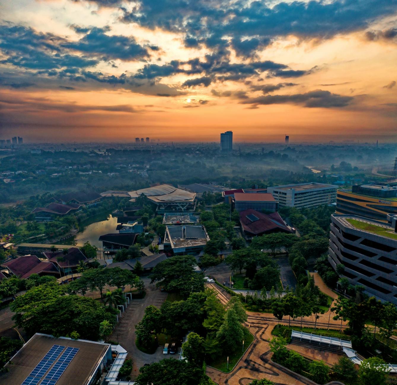 Gambar menampilkan judul dan ringkasan berita terkini di Indonesia hari ini